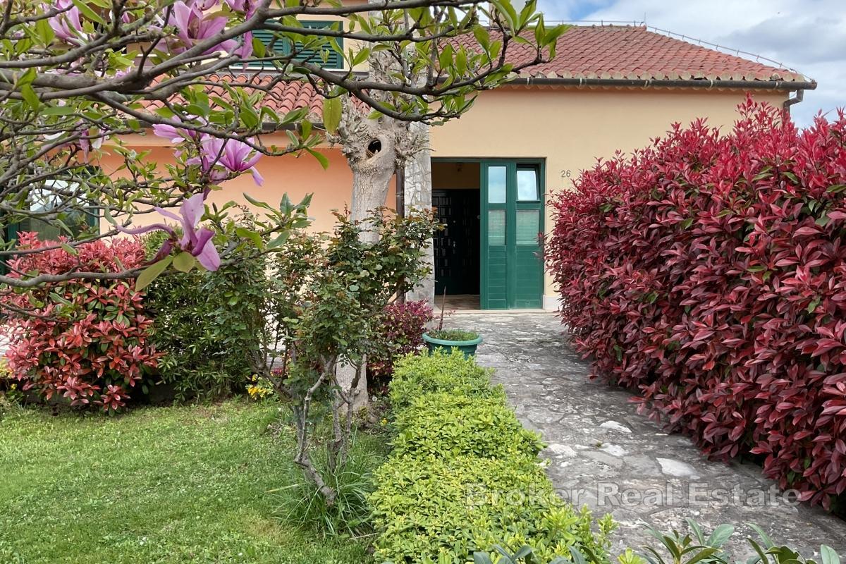 Obiteljska kuća u zelenilu, idealna za odmor i obiteljski život