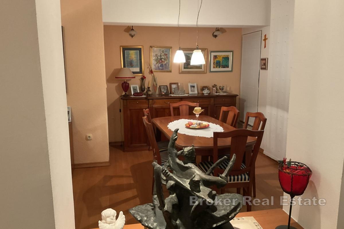 Obiteljska kuća u zelenilu, idealna za odmor i obiteljski život