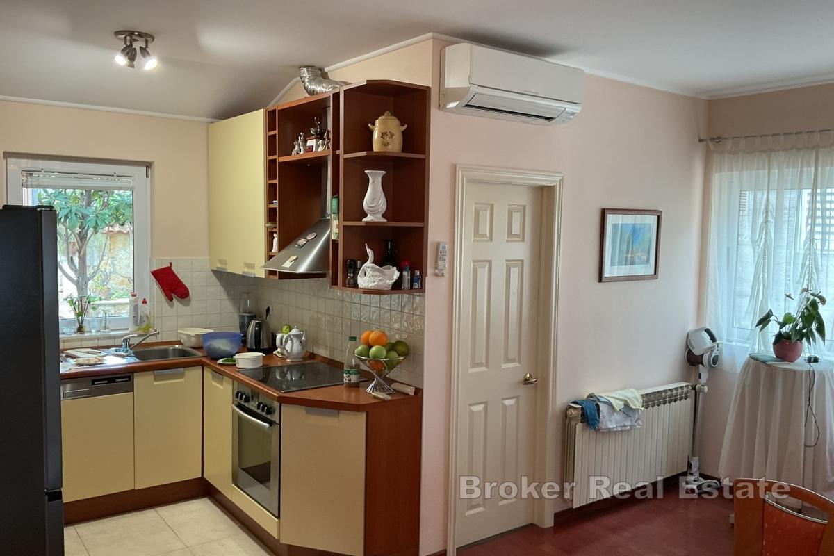 Okouzlující apartmánový dům s výhledem na moře a upravenou zahradou