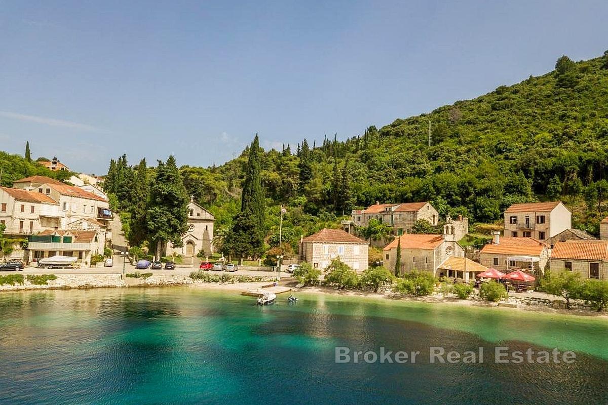 Autentica casa in pietra direttamente sulla costa con terreno edificabile
