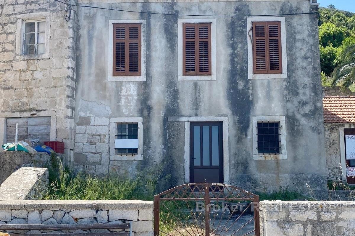 Autentica casa in pietra direttamente sulla costa con terreno edificabile