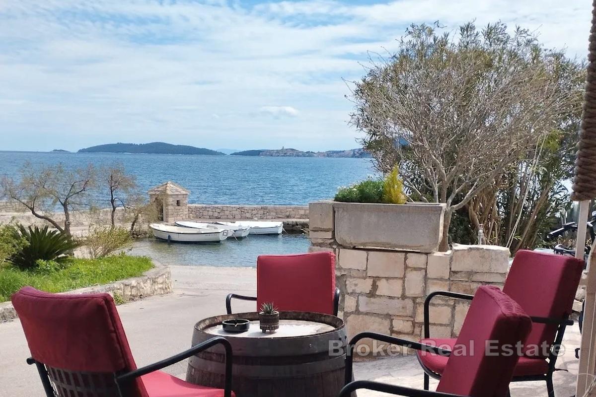 Mimořádná kamenná vila u moře se zavedenou restaurací a vinárnou