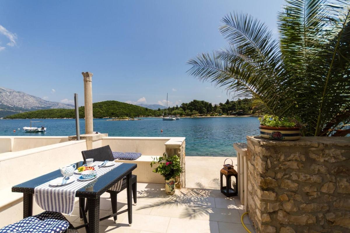 Erstklassige Wohnung in einer Steinvilla direkt am Meer