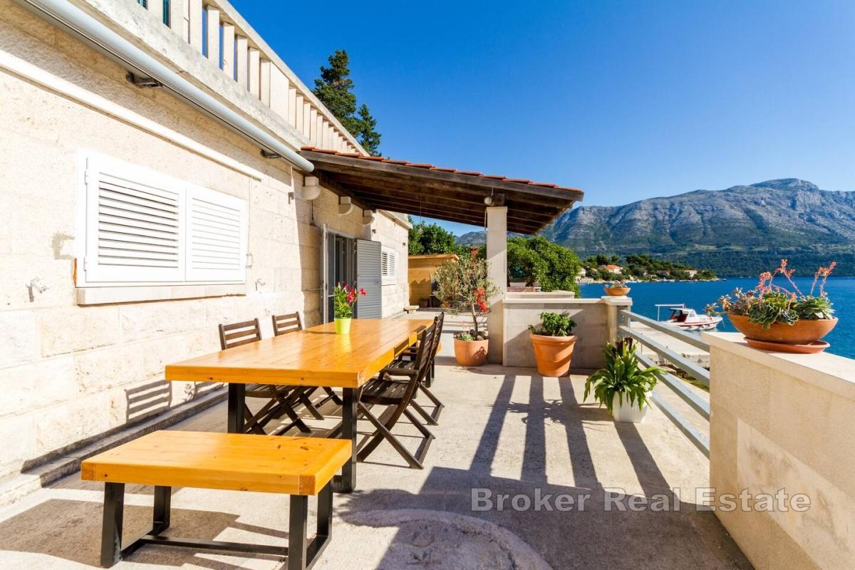 Erstklassige Wohnung in einer Steinvilla direkt am Meer