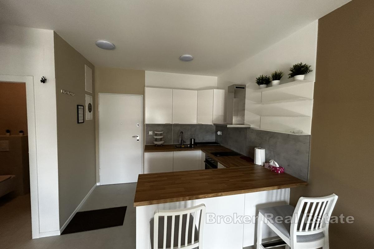 Monolocale elegantemente arredato con garage e terrazza - prima locazione