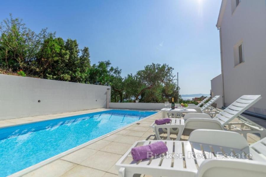 Villa moderne au calme de la nature avec une vue imprenable sur la mer