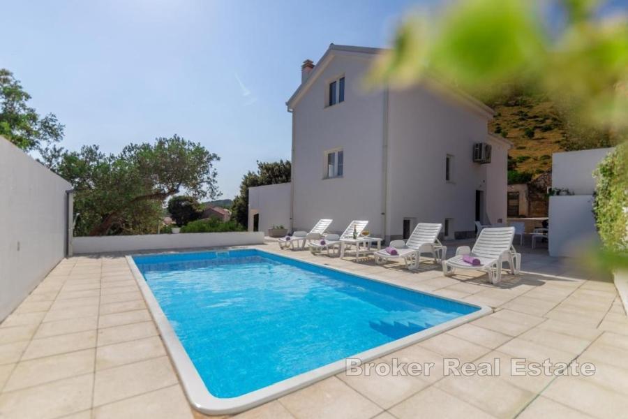 Villa moderne au calme de la nature avec une vue imprenable sur la mer