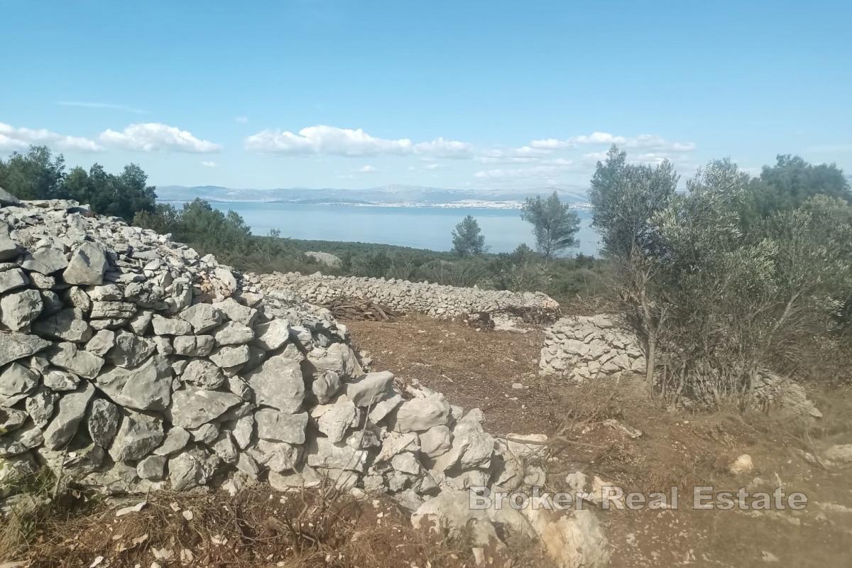 Großzügiges Ackerland mit Panoramablick auf das Meer