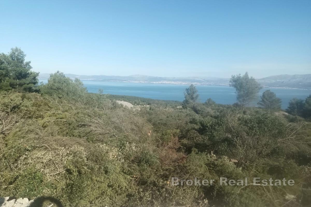Großzügiges Ackerland mit Panoramablick auf das Meer