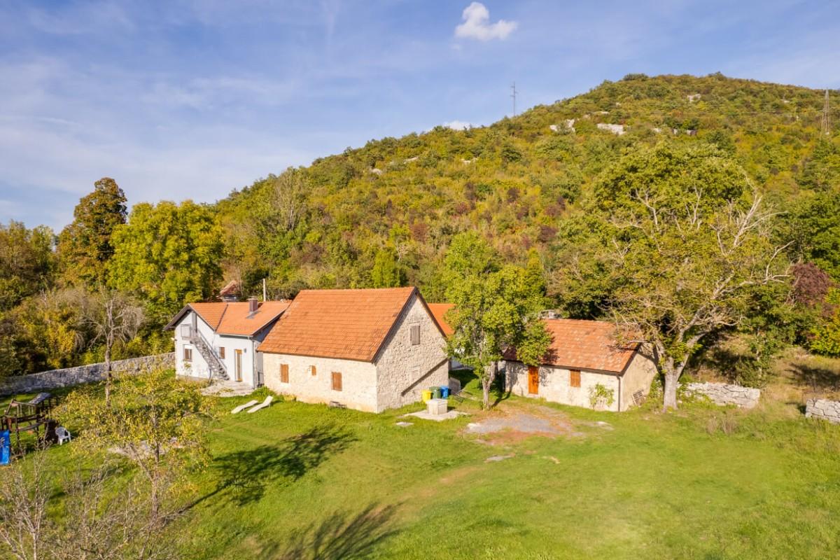 Bondgård med fyra stenhus