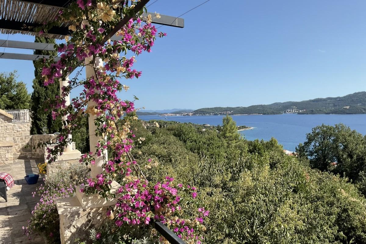 Traditionelle Steinvilla mit Pool und Meerblick
