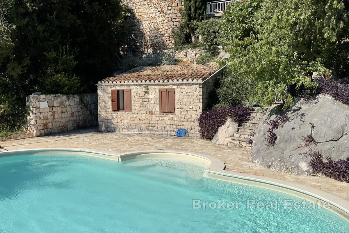 Traditionelle Steinvilla mit Pool und Meerblick