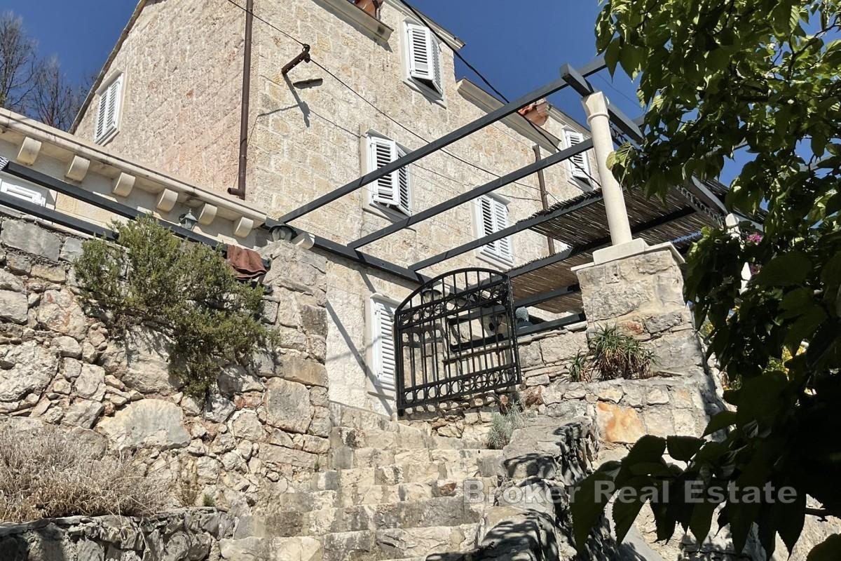 Traditionelle Steinvilla mit Pool und Meerblick