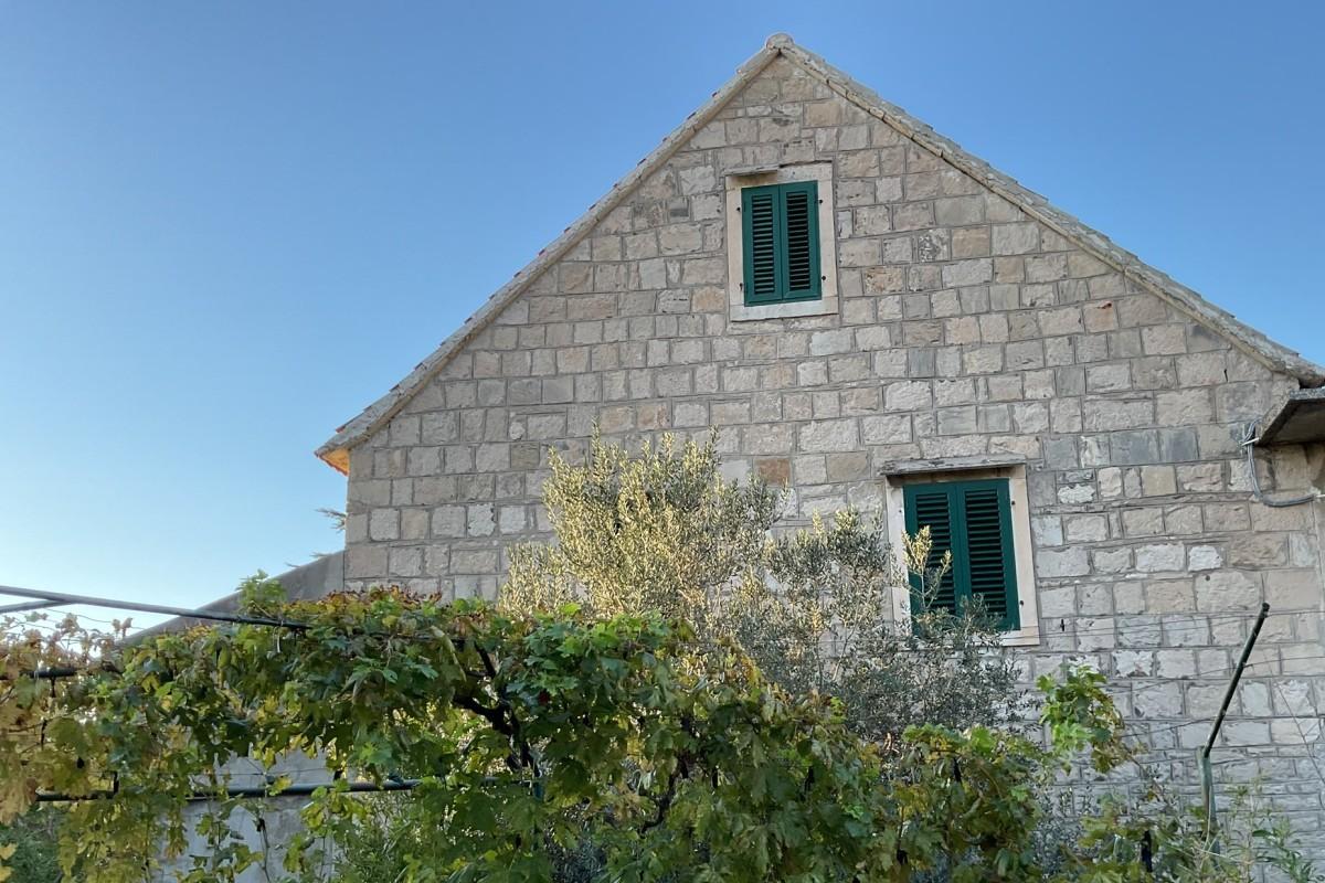 Authentique maison en pierre, en première ligne de mer
