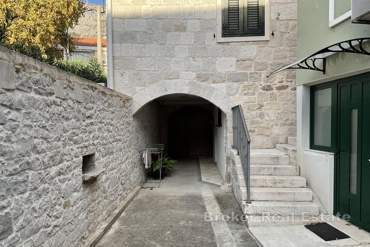 Authentique maison en pierre, en première ligne de mer