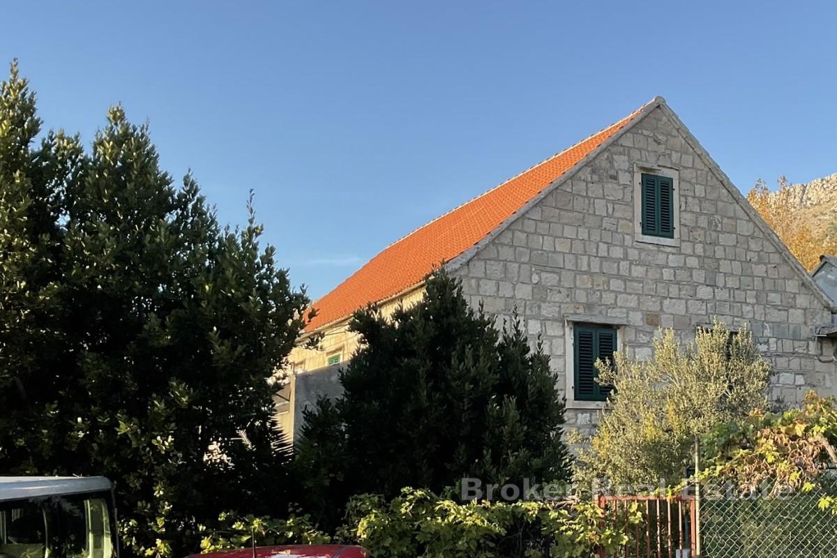 Authentique maison en pierre, en première ligne de mer