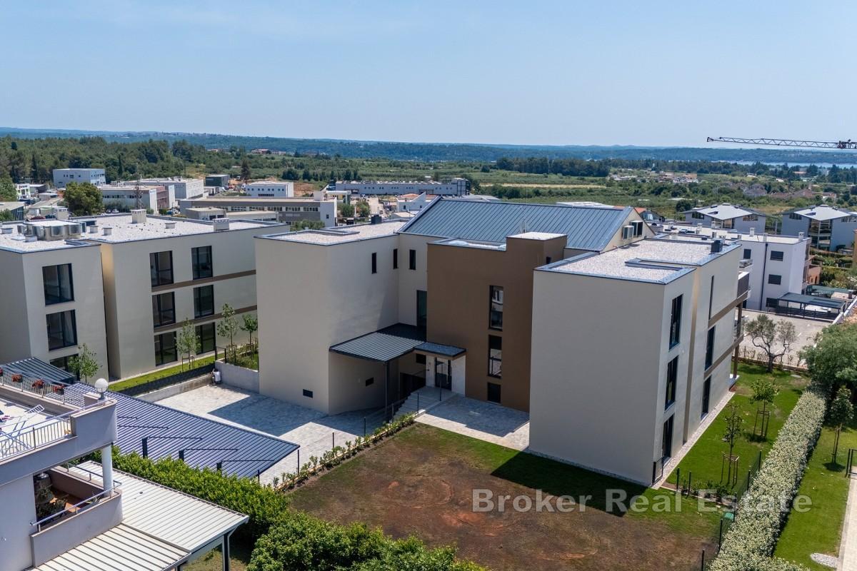 Appartamento al primo piano con terrazza coperta e vista mare