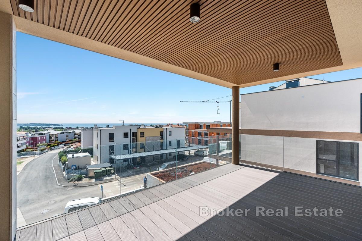 Appartamento con tre camere da letto, terrazza e vista mare