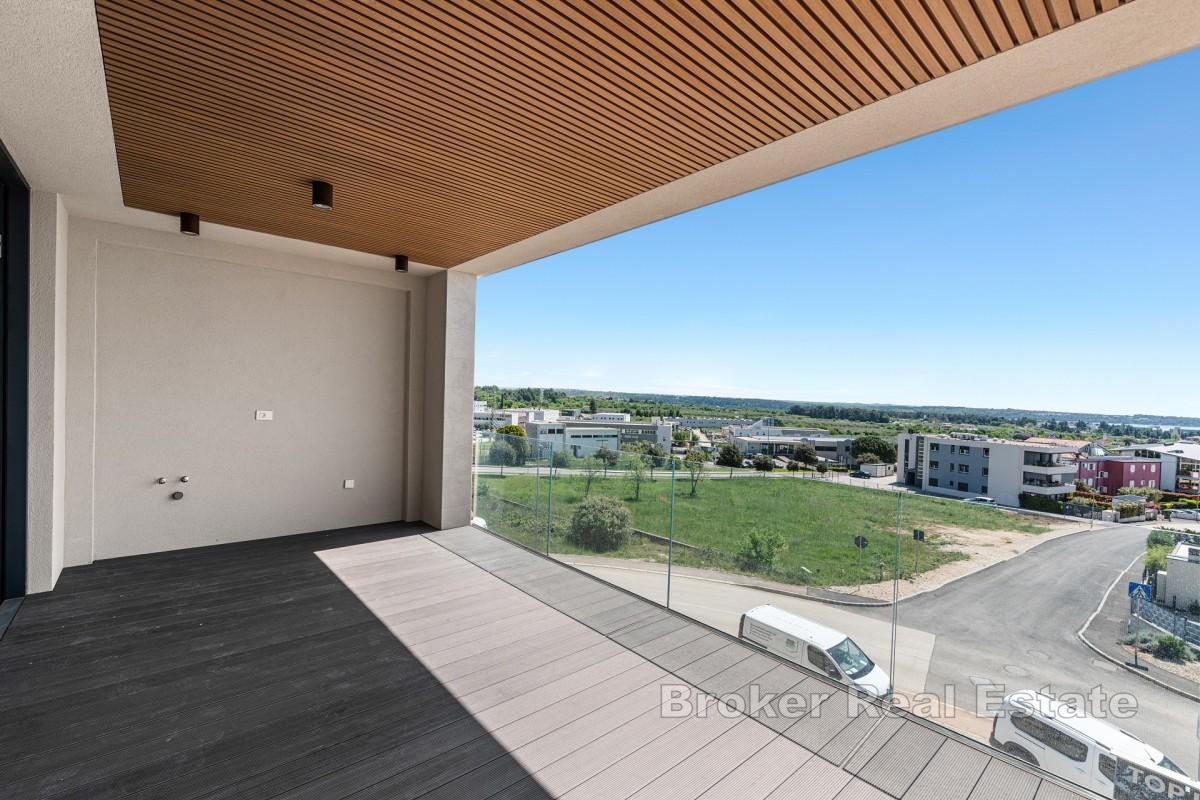 Appartamento con tre camere da letto, terrazza e vista mare