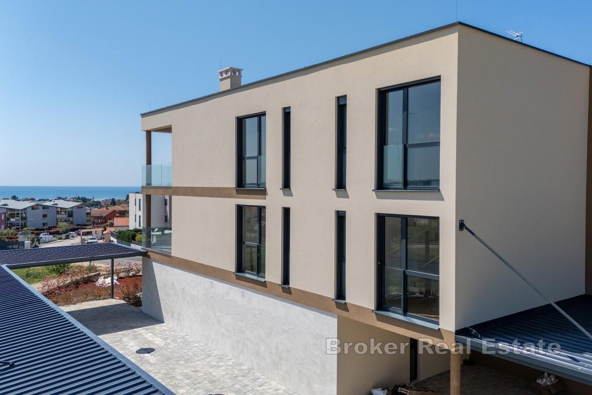 Moderno appartamento con una camera da letto, ampia terrazza e vista mare