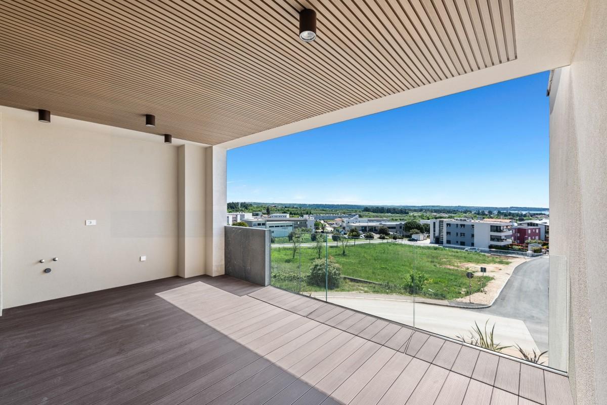 Moderno appartamento con una camera da letto, terrazza e vista mare