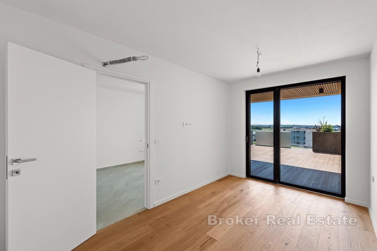 Moderno appartamento con una camera da letto, terrazza e vista mare