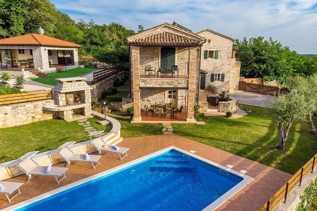 Lussuosa villa in pietra d'Istria con piscina e centro benessere