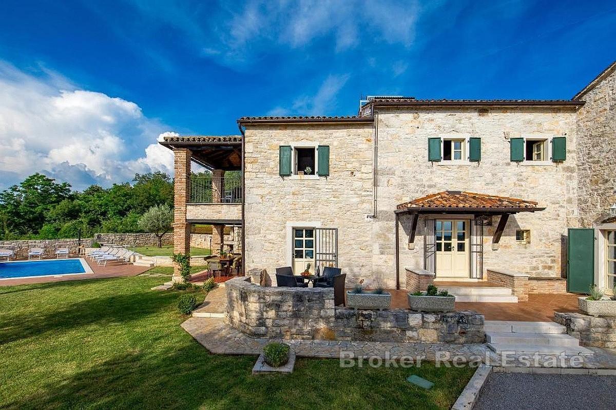 Lussuosa villa in pietra d'Istria con piscina e centro benessere