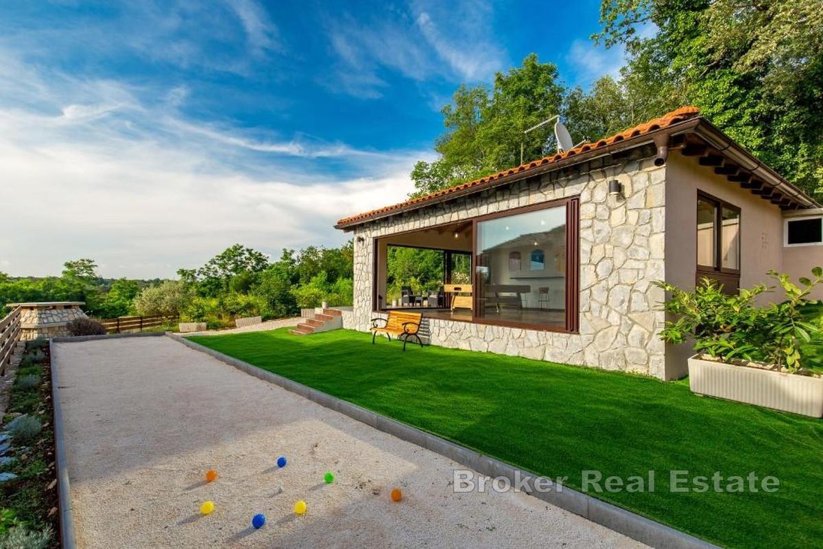 Lussuosa villa in pietra d'Istria con piscina e centro benessere