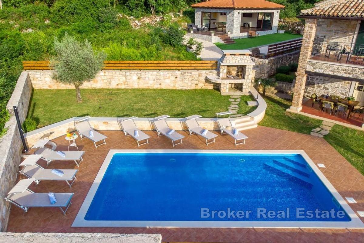 Lussuosa villa in pietra d'Istria con piscina e centro benessere