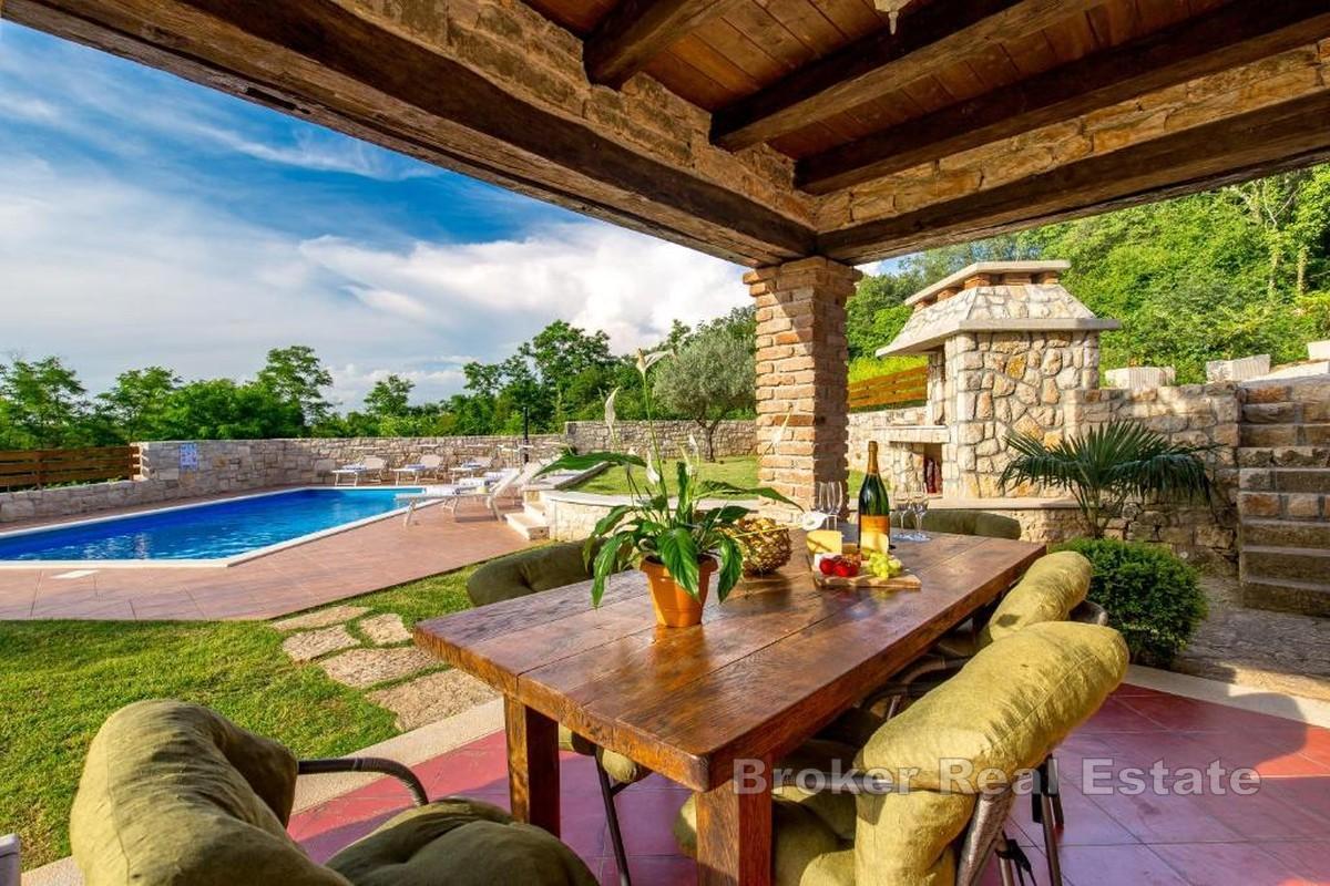 Lussuosa villa in pietra d'Istria con piscina e centro benessere