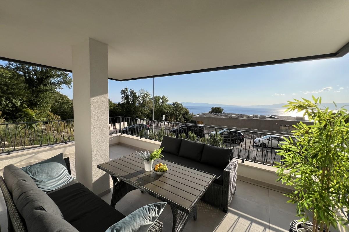 Appartamento con garage e vista mare