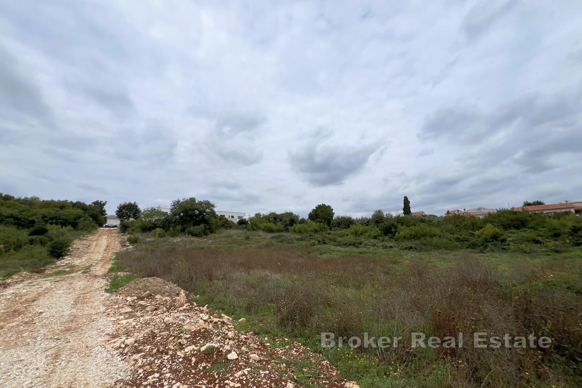Terreno edificabile con progetto di villa moderna