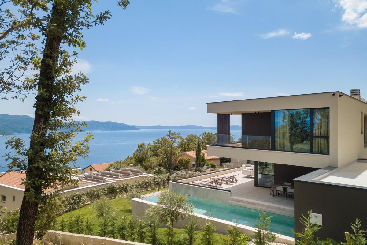 Moderne Villa mit Pool und Meerblick