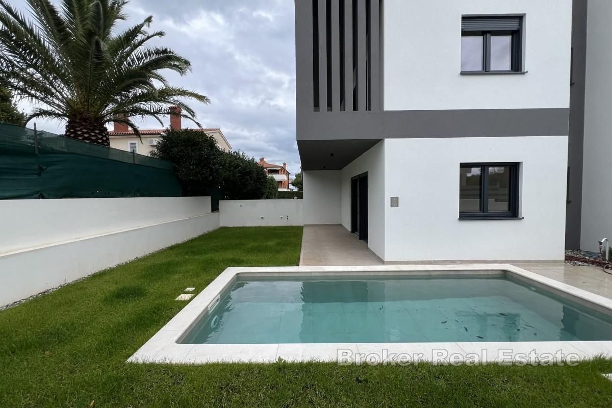 Luxuriöses Erdgeschossapartment mit Pool, Garten und zwei Parkplätzen