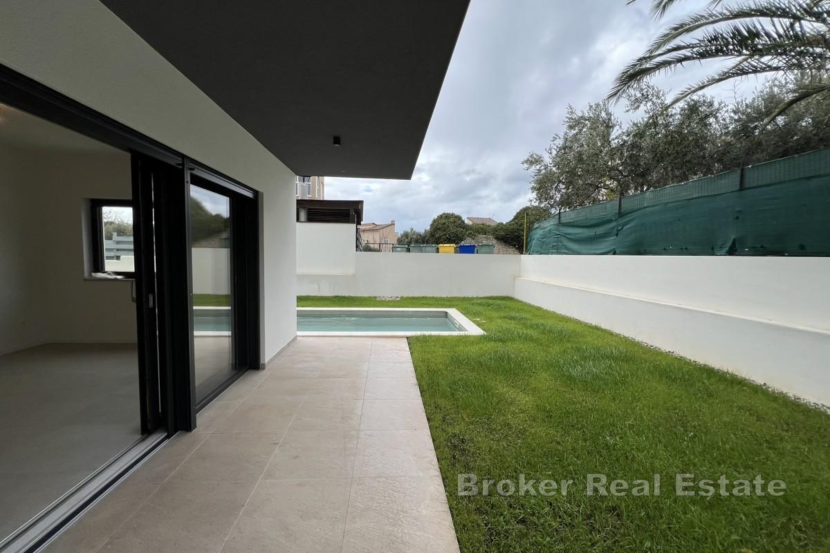 Luxuriöses Erdgeschossapartment mit Pool, Garten und zwei Parkplätzen