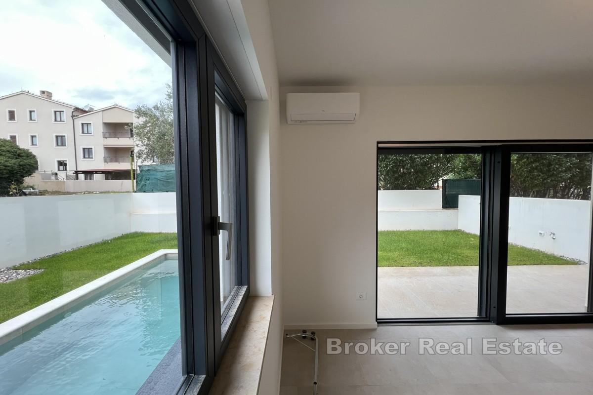 Luxuriöses Erdgeschossapartment mit Pool, Garten und zwei Parkplätzen