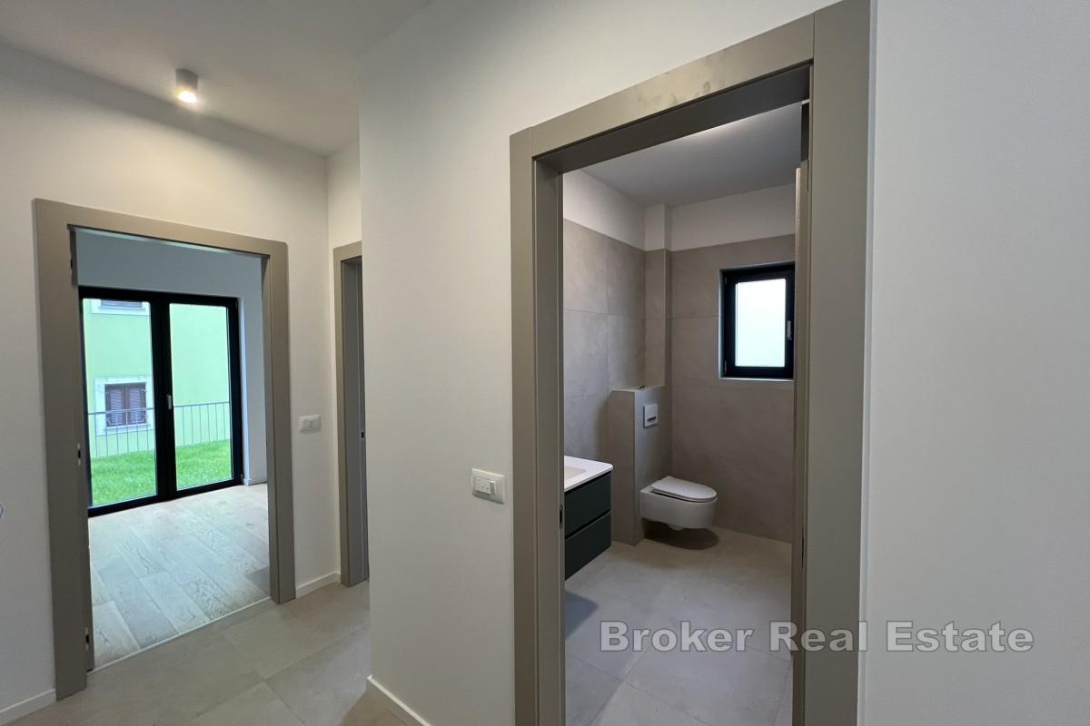Luxuriöses Erdgeschossapartment mit Pool, Garten und zwei Parkplätzen