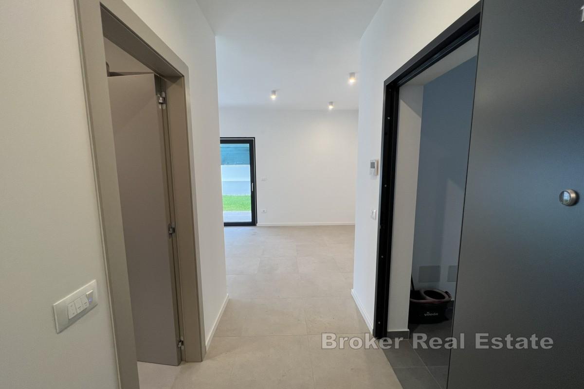 Luxuriöses Erdgeschossapartment mit Pool, Garten und zwei Parkplätzen