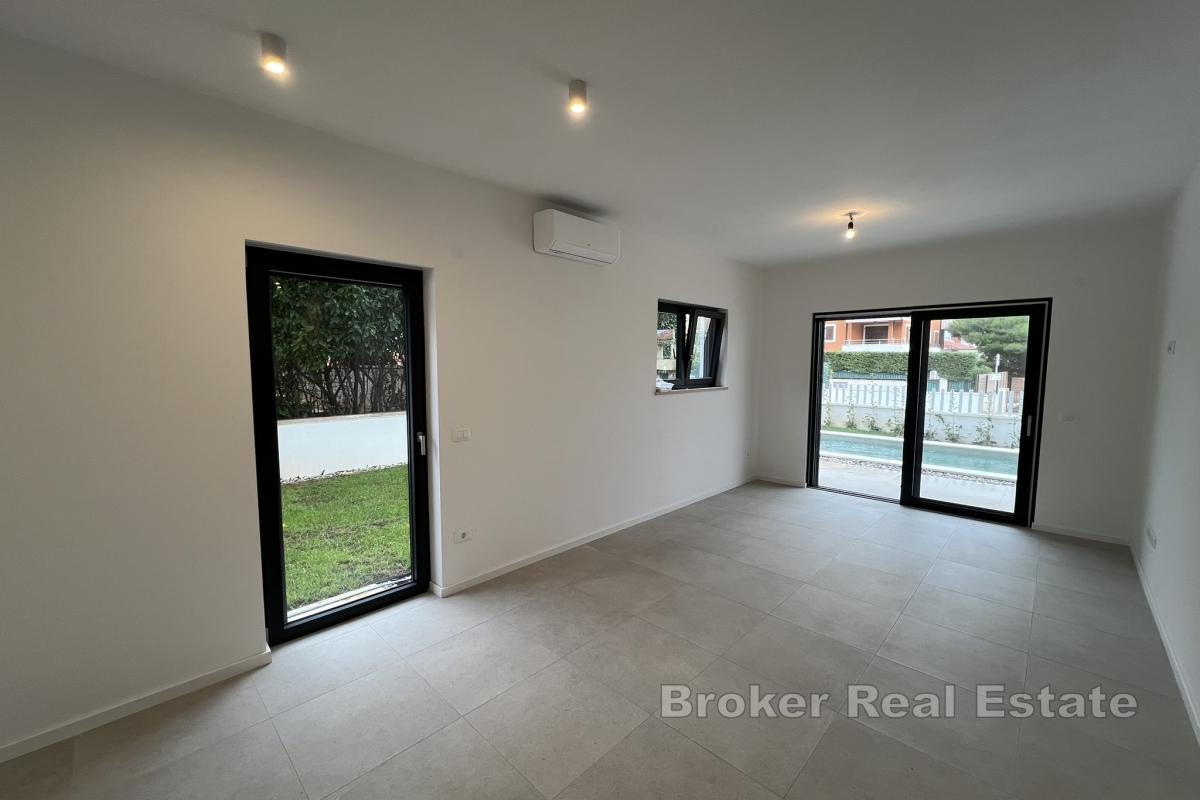 Modernes Erdgeschossapartment mit Pool und zwei Schlafzimmern in Premantura