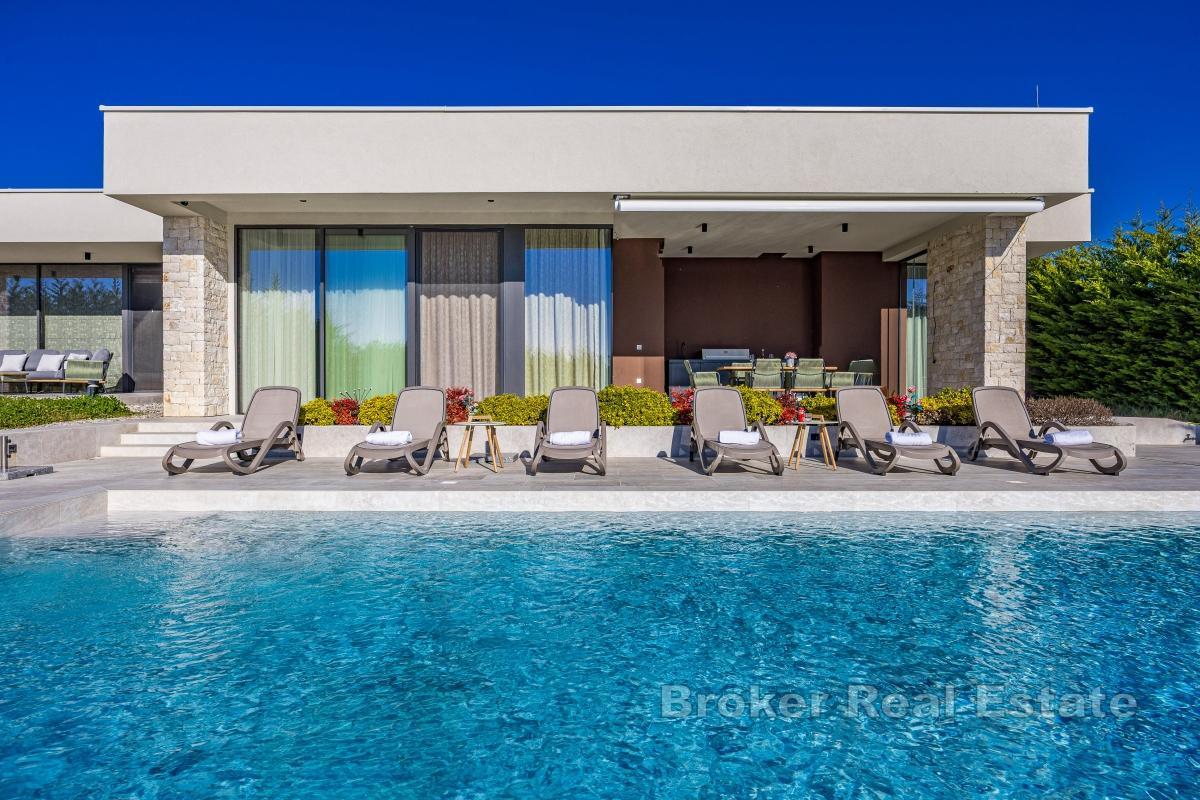 Villa moderna con vista mare e area benessere privata