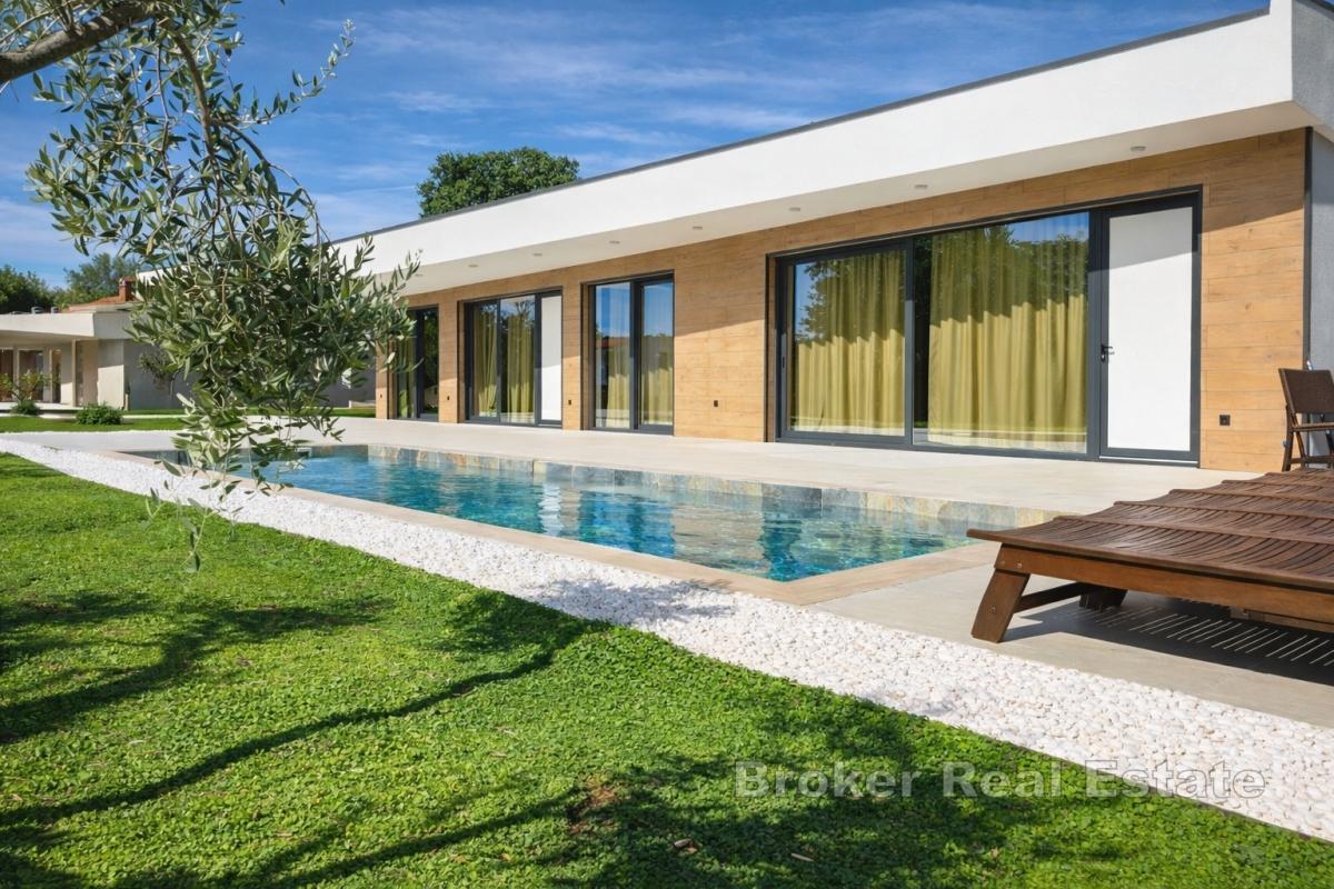 Casa con due unità abitative separate e piscina