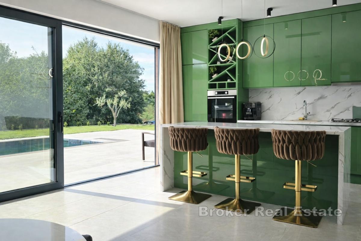 Casa con due unità abitative separate e piscina