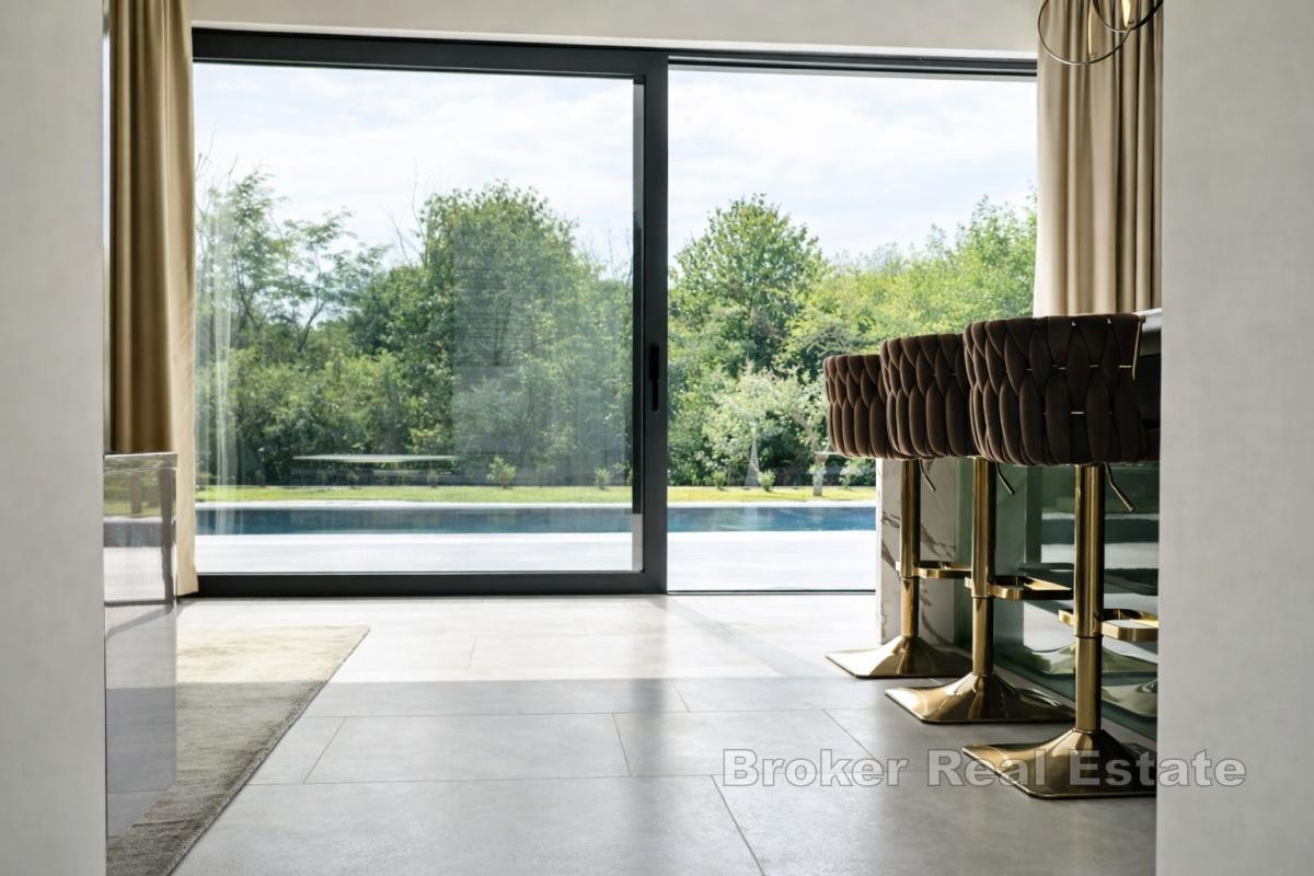 Casa con due unità abitative separate e piscina
