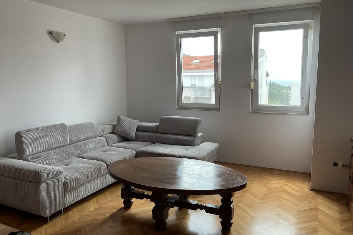 Elegant eingerichtetes Apartment mit drei Schlafzimmern und Meerblick