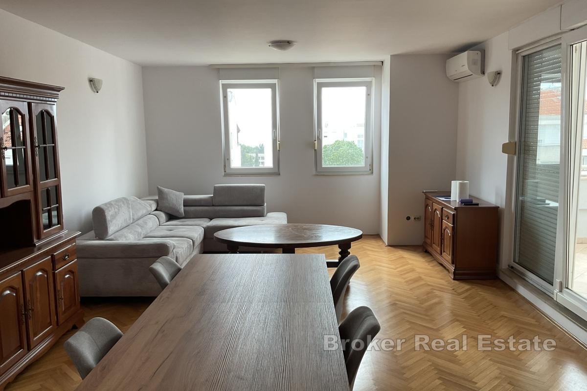 Elegant eingerichtetes Apartment mit drei Schlafzimmern und Meerblick
