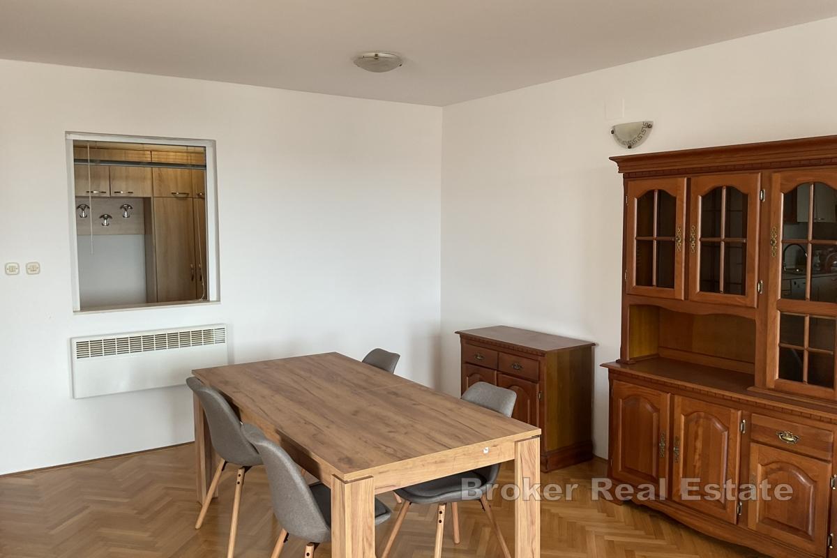 Elegant eingerichtetes Apartment mit drei Schlafzimmern und Meerblick