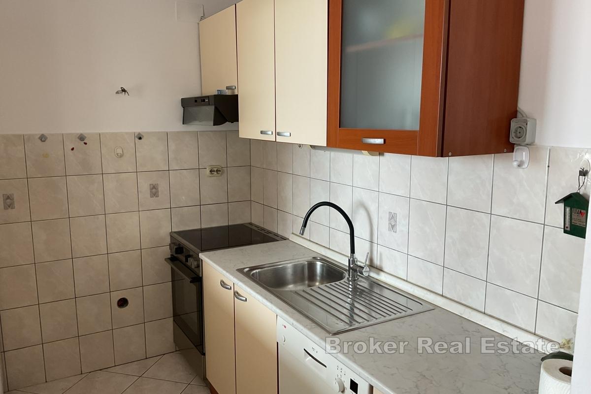 Elegant eingerichtetes Apartment mit drei Schlafzimmern und Meerblick