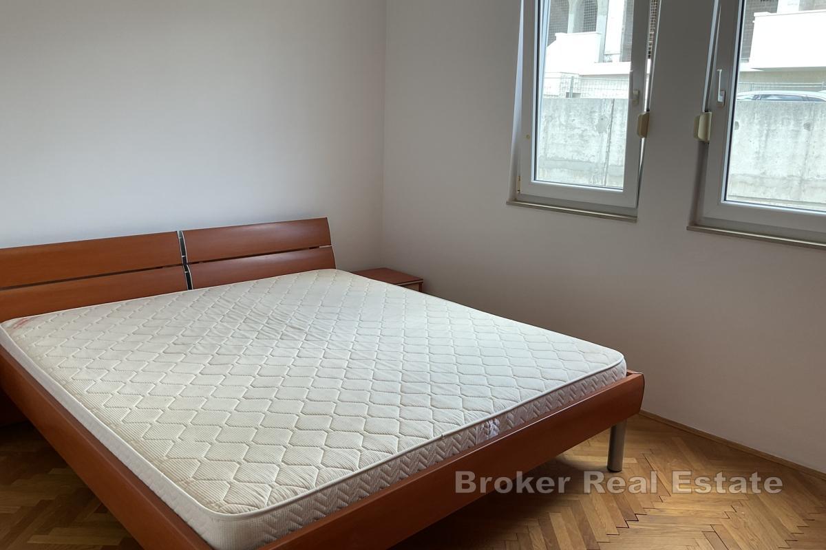 Elegant eingerichtetes Apartment mit drei Schlafzimmern und Meerblick