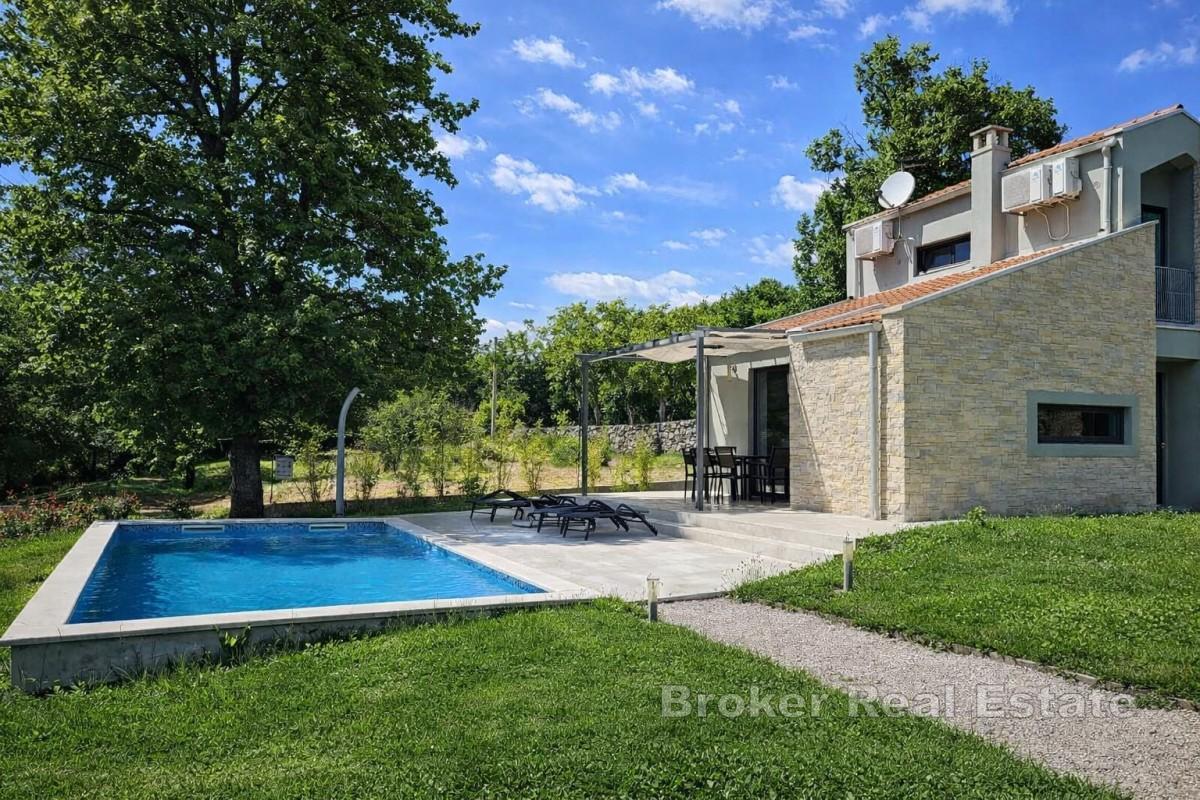 Villa de luxe avec piscine et jardin clos dans un cadre paisible